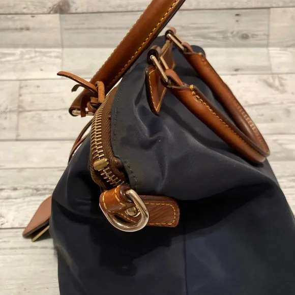 Dooney and Bourke handbag - Picture 4 of 16